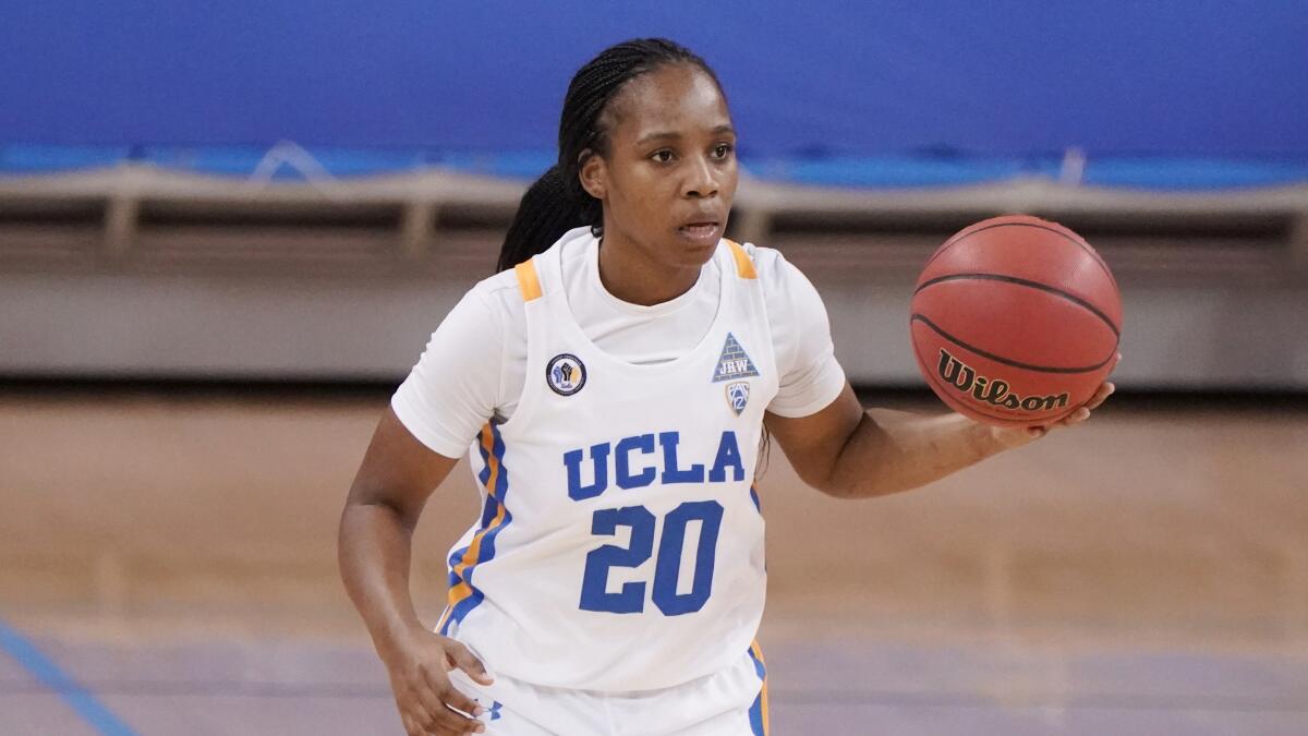 UCLA-Guard Charisma Osborne dribbelt am Montag während eines NCAA-College-Basketballspiels gegen Stanford.