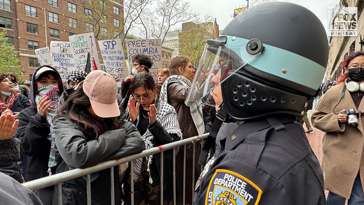 NYPD-Beamte patrouillieren, während pro-palästinensische Demonstranten vor dem Campus der Columbia University demonstrieren
