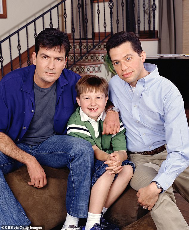 Angus war in der erfolgreichen Sitcom Two and a Half Men zu sehen.  Von 2003 bis 2013 spielte er zehn Staffeln lang Jake Harper in der CBS-Sitcom an der Seite von Charlie Sheen (links) und Jon Cryer (rechts).