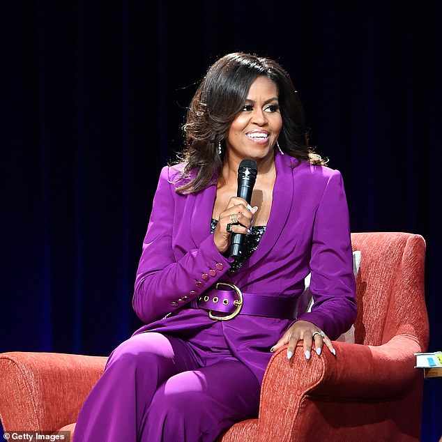 Der schwindelerregende Rapper ließ seine Titanzähne blitzen und schien tief in Gedanken versunken, als er gefragt wurde, mit welcher berühmten Frau er einen Dreier haben würde – bevor er antwortete: „Michelle Obama!“