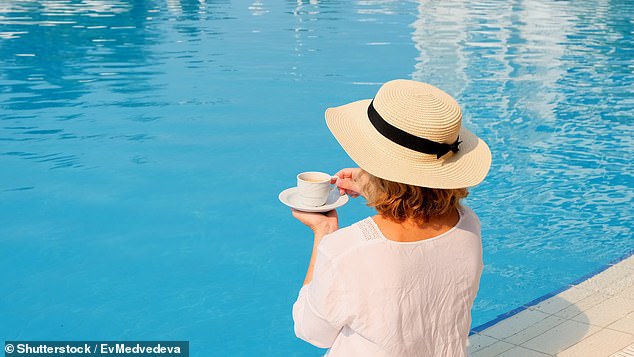 Wenn Sie Ihren Morgenkaffee an den Pool nehmen, können Sie sich leichter an die neue Zeitzone gewöhnen