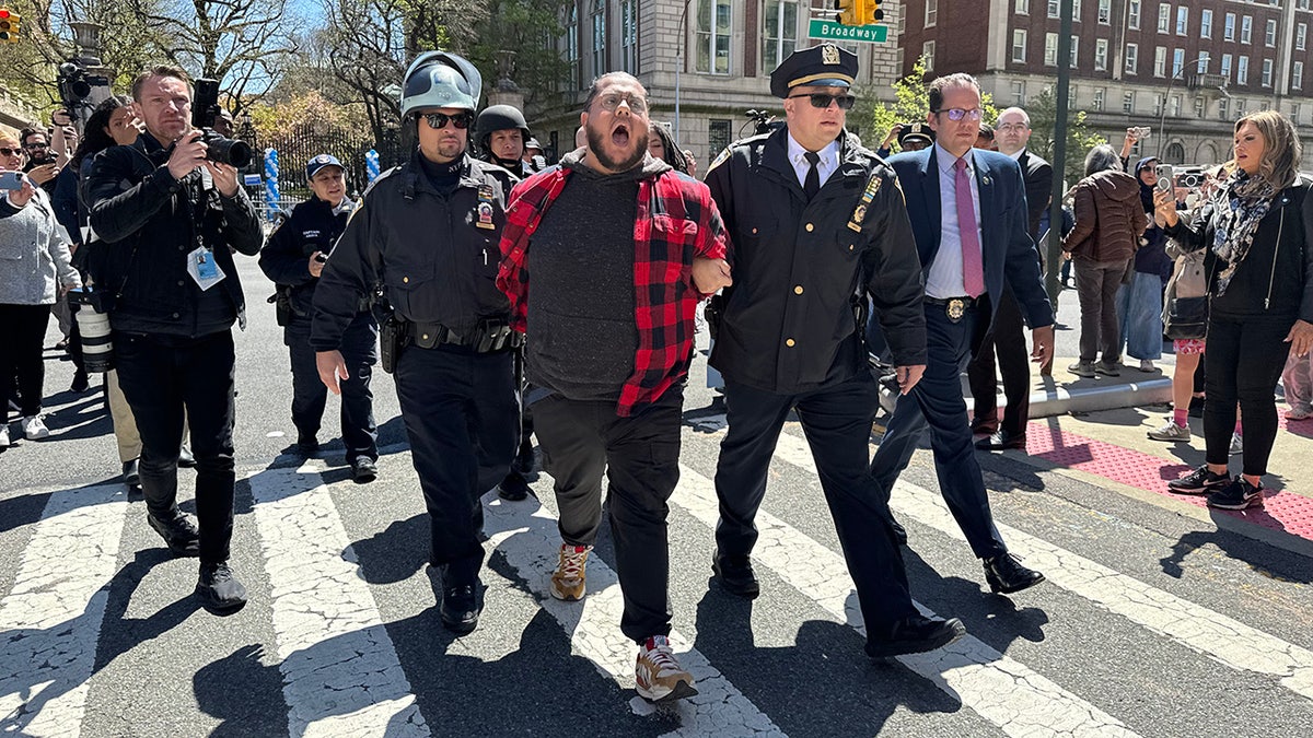 Während einer Pro-Palästina-Demonstration vor der Columbia University in New York City wird eine Person festgenommen