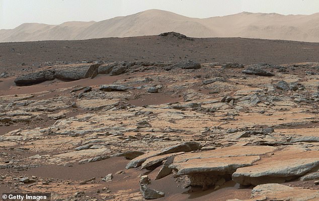 Die felsige Bodenoberfläche des Gale-Kraters hält Methan darunter fest, aber Curiosity könnte es freisetzen, wenn es die Kruste aufbricht.