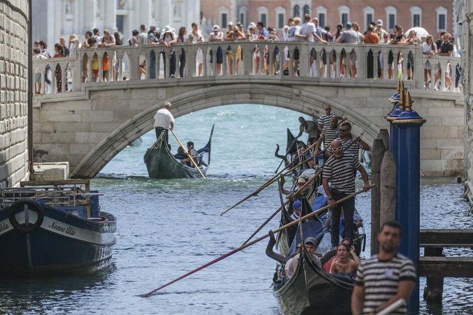 Gondoliere befördern Touristen in Venedig