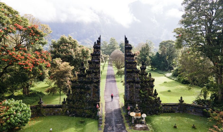 Luftaufnahme des Candi Bentar Split Gate, einem Hindu-Tempel auf Bali