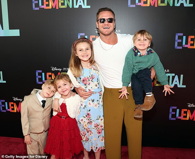 Der Sänger und seine Ex-Frau haben die gemeinsamen Töchter Arrow Eve (11), Gia James und Coco Rae (beide 6) sowie den vierjährigen Sohn Valentine