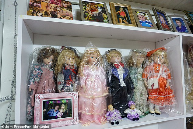 Die Mutter von vier Kindern verpackt jede ihrer Puppen in Plastik, um sicherzustellen, dass sie in makellosem Zustand bleiben