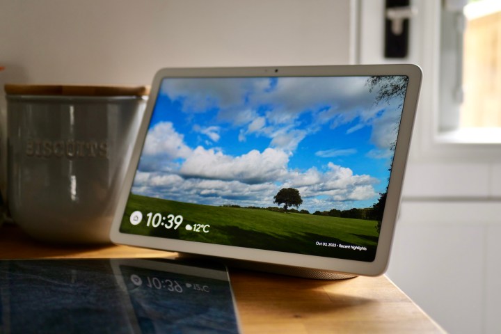 Das Google Pixel Tablet zeigt ein Foto als Hintergrundbild.