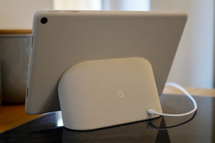 Das Google Pixel Tablet auf seinem Ständer, der den Lautsprecherbereich zeigt.