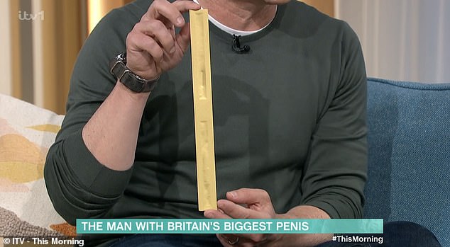 Matts Penis misst mehr als 27 cm und ist damit der größte Penis in Großbritannien (Größe demonstriert von Ben in „This Morning“).