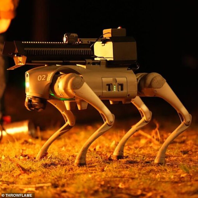 Der Roboterhund verfügt über eine Vielzahl von Kameras und Sensoren, die es ihm ermöglichen, sich autonom durch seine Umgebung zu bewegen und Ziele zu finden, die er in Brand setzen kann