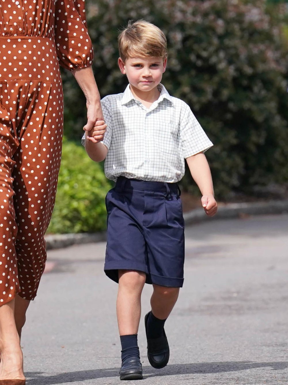 Prinz Louis lächelt zu seinem 6. Geburtstag in kariertem Button-Down-Hemd und Shorts