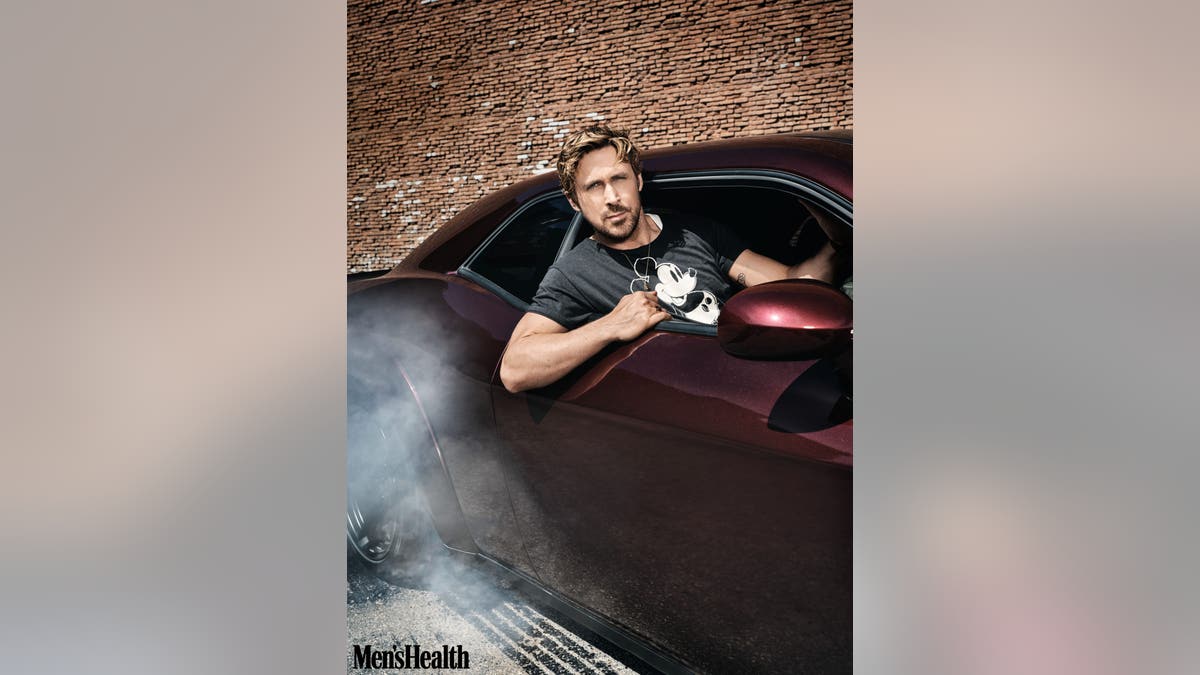 Ryan Gosling sitzt mit dem Kopf aus dem Fenster in einem Auto