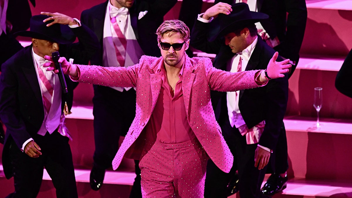 Ryan Gosling tritt auf "Ich bin nur Ken" bei der Oscar-Verleihung in einem rosa Anzug