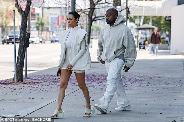 Der 46-jährige Rapper trug einen cremefarbenen Kapuzenpullover, gepaart mit weiten Jogginghosen und ließ seine graue Unterwäsche hervorblitzen, als er neben seiner 29-jährigen Frau in LA spazieren ging