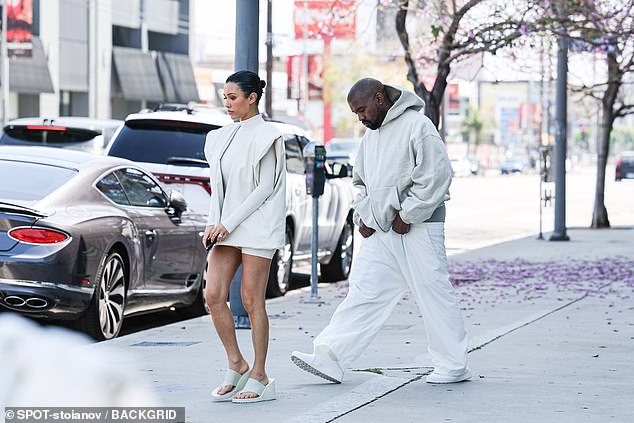 Kanye sah düster aus, als er neben seiner Frau schlenderte