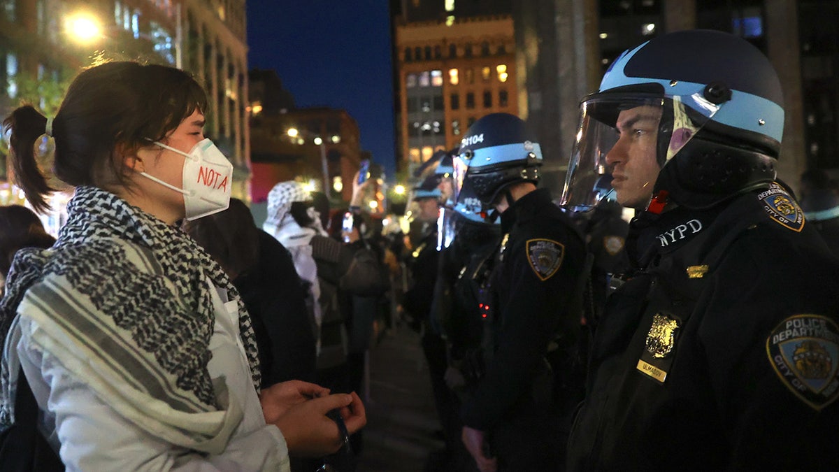 NYPD hält Stellung bei Anti-Israel-Protesten der NYU