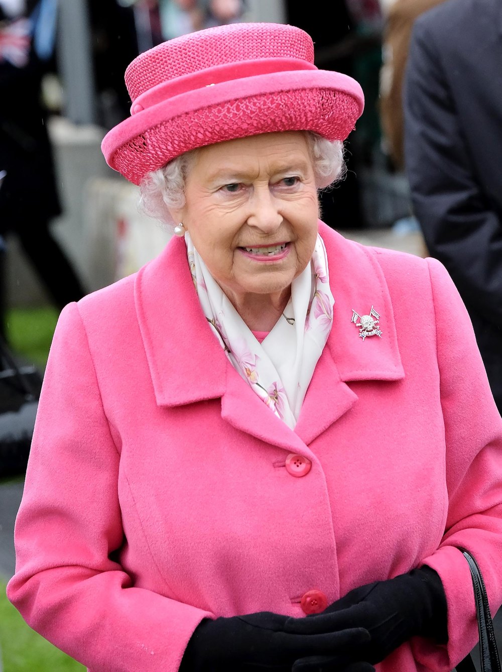 Königin Camilla würdigt Königin Elizabeth, indem sie ihre Brosche mit Totenkopf und gekreuzten Knochen trägt