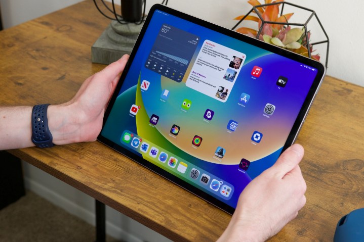 Jemand hält die 12,9-Zoll-Version des iPad Pro (2022).