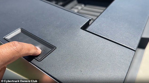 Dieser Cybertruck-Besitzer konnte die Heckklappe nicht durch Drücken des Knopfes öffnen.  Er bestätigte auch, dass er es nicht über den Touchscreen des Fahrzeugs öffnen konnte.