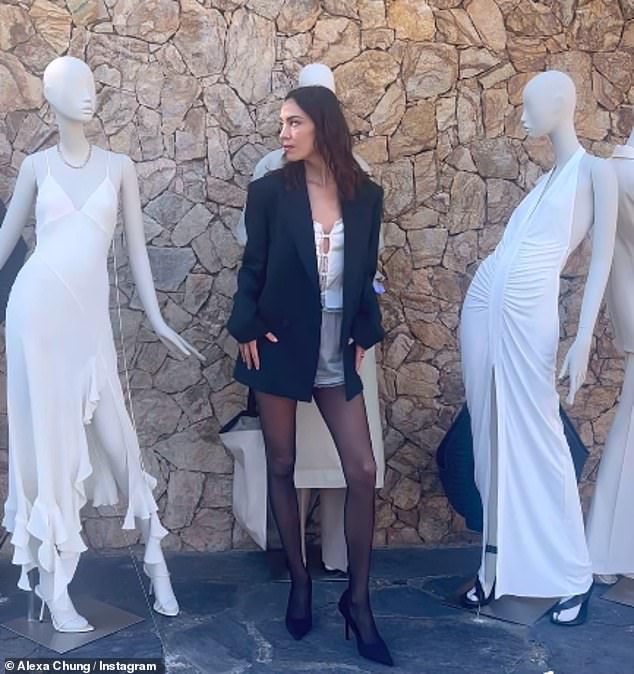 Sie zeigte in dem langbeinigen Outfit einen selbstbewussten Auftritt, als sie für ihre Instagram-Inhalte für Furore sorgte