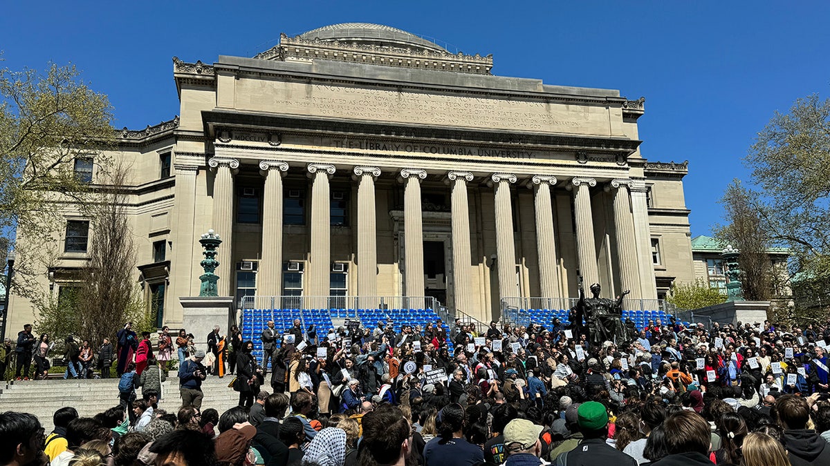 Antiisraelische Agitatoren versammeln sich auf dem Campus der Columbia University in New York City