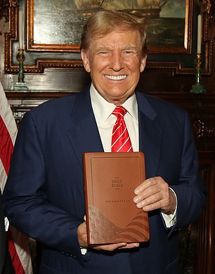 Der ehemalige Präsident Donald Trump, der am Dienstag vor Gericht stand, hält eine Bibel hoch, die er für 60 Dollar verkauft