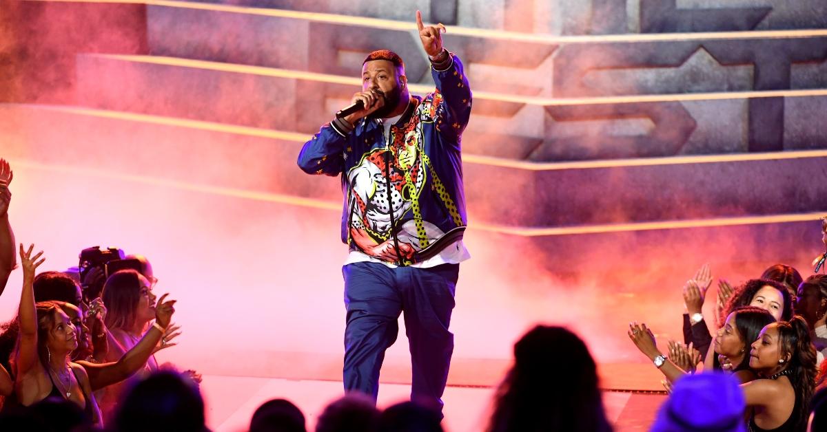 DJ Khaled trägt auf der Bühne der BET Awards einen farbenfrohen Trainingsanzug.