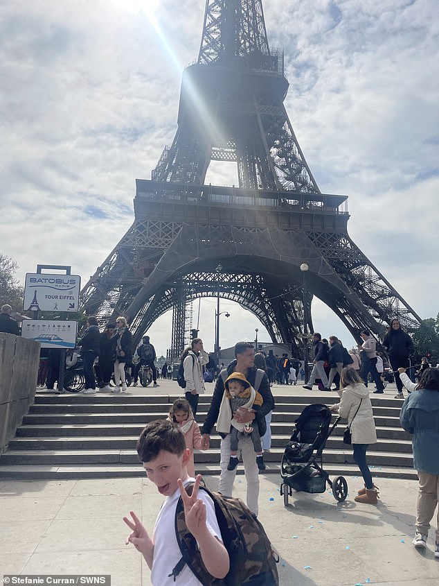 Brody, 11, abgebildet am Eiffelturm.  Seine Mutter gab jeweils 55 Pfund für den Hin- und Rückflug aus und die Familie genoss einen Tag voller Besichtigungen