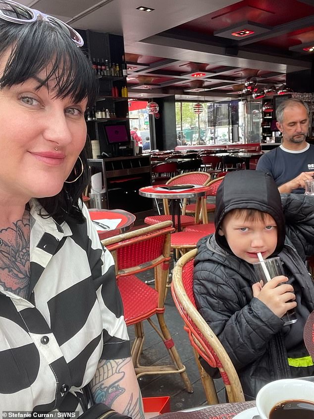 Stefanie Curran, 40, nahm ihre beiden Söhne Brody, 11, und Romeo, sieben, mit nach Frankreich, nachdem sie nicht genug Geld für eine einwöchige Flucht hatte