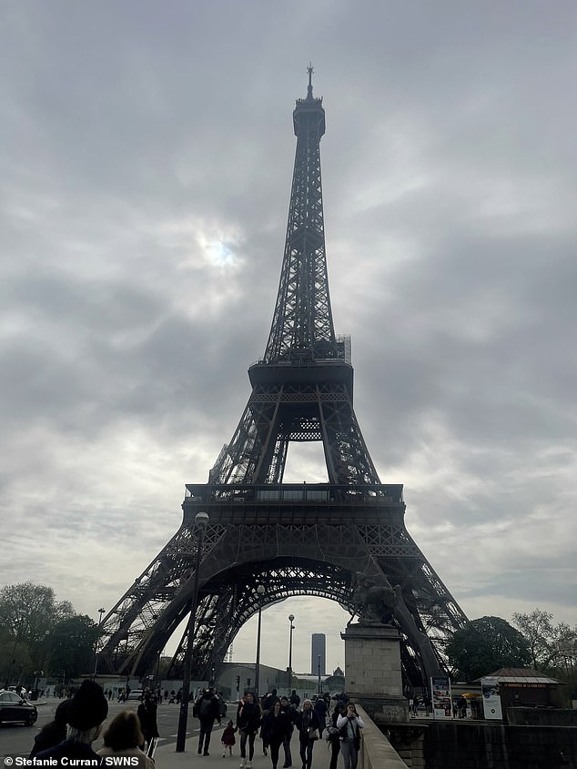 Stefanie flog im April um 7:15 Uhr vom Flughafen Bristol ab und kam um 9:30 Uhr in Paris an, bevor sie ein Taxi direkt zum Eiffelturm nahm – was sie 73 Euro kostete