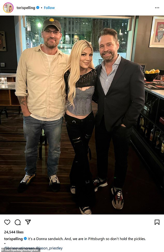 Anfang dieses Monats trafen sich sowohl Tori als auch Brian zusammen mit ihrem anderen Castmate aus „Beverly Hills, 90210“, Jason Priestley, in Pittsburgh wieder, als sie an der Steel City Con teilnahmen