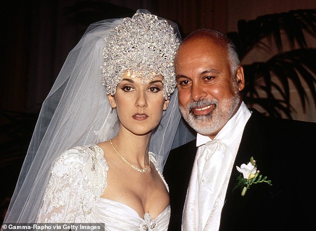 1994 heiratete der damals 26-jährige Hitmacher die damals 52-jährige Angélil und trug einen aufwändigen Kopfschmuck, der mit 2.000 Swarovski-Kristallen verziert war und fast sieben Pfund wog