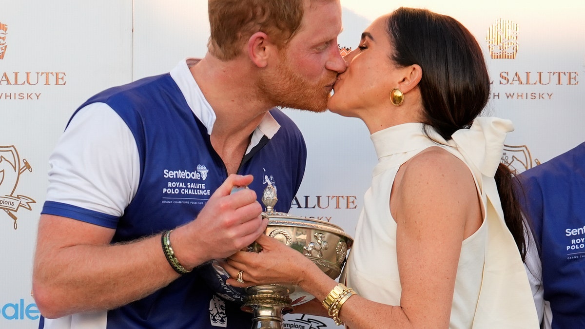 Prinz Harry und Meghan Markle küssen sich nach einem Benefiz-Polospiel.