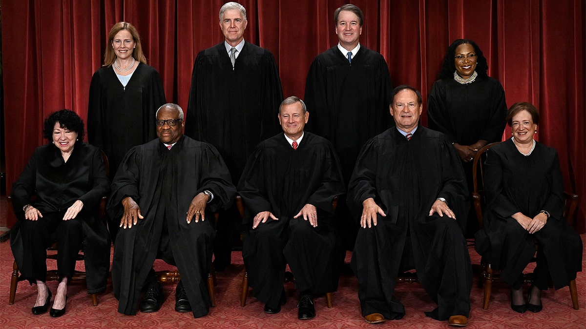 Richter des Obersten Gerichtshofs sitzen für ein Porträt.