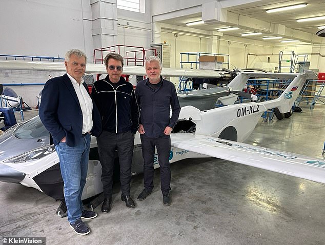 Der Franzose Jean-Michel Jarre (Bild Mitte) mit den AirCar-Mitbegründern Anton Zajac (links) und Stefan Klein