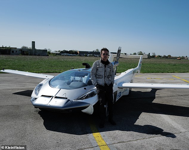 Jean-Michel Jarre, ein Komponist, Performer und Produzent, stellt sich gegen das futuristische Flugfahrzeug, dessen Kauf für die Öffentlichkeit rund 400.000 Pfund kosten wird