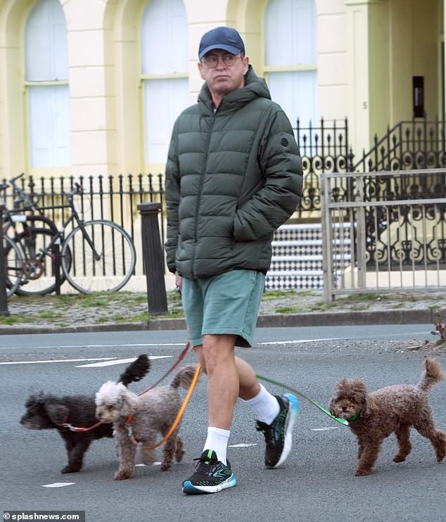 Stephen wurde gesehen, wie er mit seinen Hunden spazieren ging, nachdem er die Nachricht von der Trennung seiner Ehe geteilt hatte