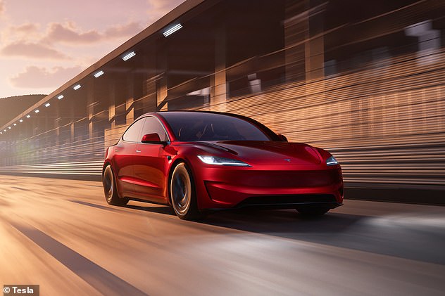 Der Performance ist mit Teslas neuestem Track Mode V3 mit besserem Handling, Stabilitätskontrollen und adaptiver Federung ausgestattet.