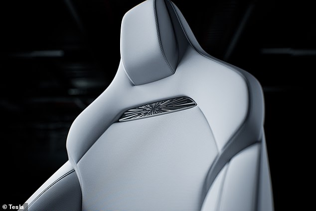 Der Innenraum unterscheidet sich von den anderen Innenräumen des Model 3 – er verfügt über spezielle Sportsitze, die die Stabilität des Fahrers verbessern sollen