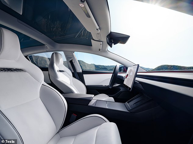 Der Rest der Kabine des Model 3 Performance folgt dem gleichen minimalistischen Look, für den Tesla bekannt ist, mit dem 15,4-Zoll-Haupt-Touchscreen