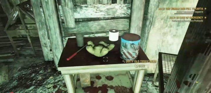 Ein schmutziger alter Teddybär auf einem Tisch in Fallout 76.