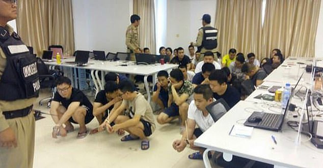 Experten haben nun gewarnt, dass Verbrecherbanden eine „Explosion“ des Menschenhandels befeuern, der sich über die ganze Welt ausbreitet und chinesischen Gangstern jährlich 3 Billionen US-Dollar einbringt.  Auf dem Bild sind chinesische Staatsangehörige zu sehen, die im Zusammenhang mit Online-Telekommunikationsbetrug in Kambodscha festgenommen wurden