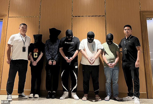 Das chinesische Ministerium für öffentliche Sicherheit hat letztes Jahr Hunderte der Schläger (im Bild) gefasst, die Menschenhandel für Online-Betrügereien betrieben