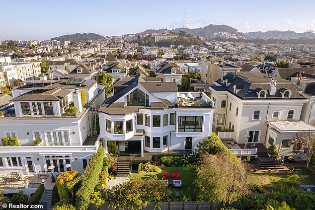 Butterfield besitzt außerdem ein 19 Millionen US-Dollar teures Haus in San Francisco, das über sieben Schlafzimmer und acht Badezimmer verfügt und im Nobelviertel Presidio Heights liegt