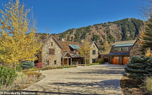 Im Jahr 2021 kaufte Butterfield ein Herrenhaus im Wert von 31,7 Millionen US-Dollar in Aspen, Colorado.  Die Residenz liegt im exklusiven Viertel Five Trees und erstreckt sich über ein fünf Hektar großes Anwesen mit Blick auf das Castle Creek Valley