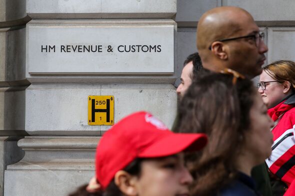 Menschen gehen an einem Schild vor HM Revenue & Customs vorbei