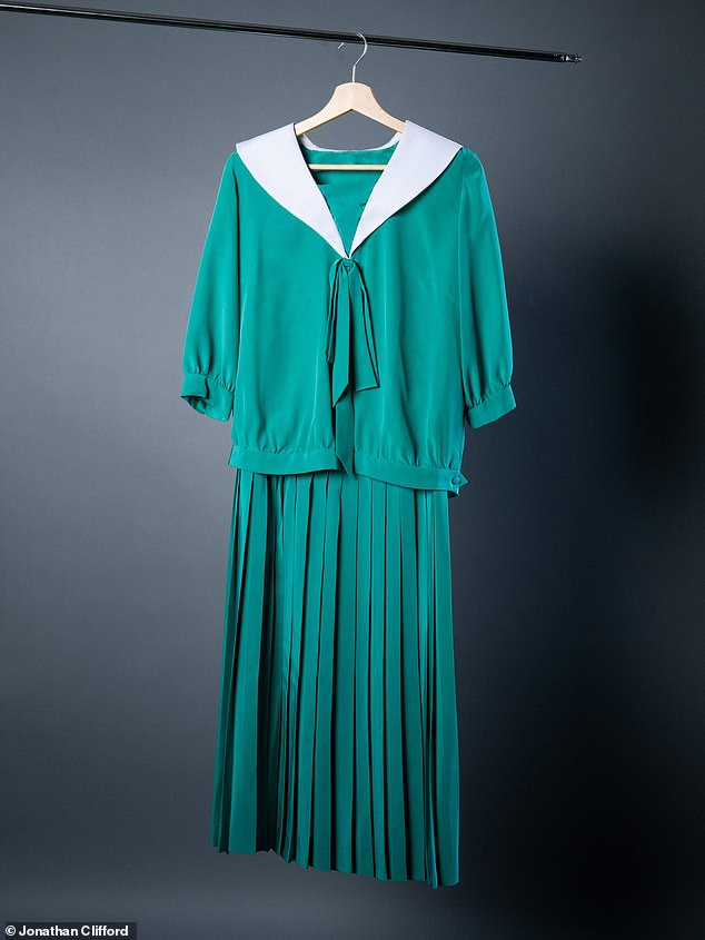 Das blaugrüne Kleid von Prinzessin Diana besteht aus einem langen Faltenrock und einer locker sitzenden Bluse