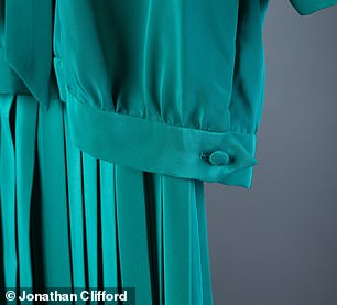 Passend zum edlen Look des Kleidungsstücks ist das Kleid mit kleinen Details wie kleinen Satinknöpfen an den Ärmeln versehen