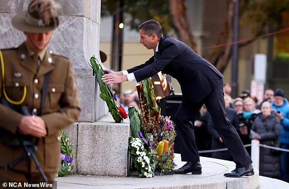 ADELAIDE, AUSTRALIA - NewsWire Photos 25,April, 2024: Simon Birmingham lays a wreath at the ANZAC Dawn service at the National War Memorial in Adelaide  Picture: NCA NewsWire / Kelly Barnes